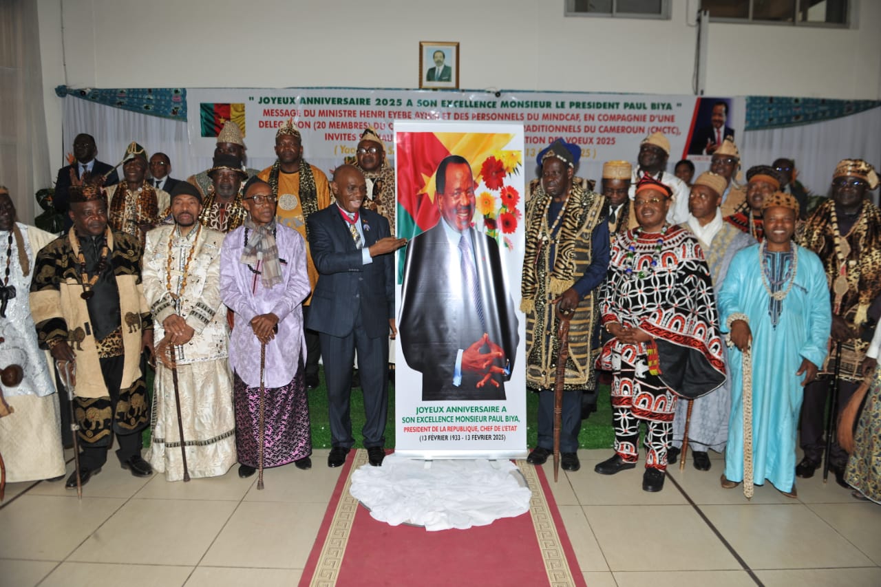 Photo du Ministre Henri EYEBE AYISSI avec des chefs traditionnels satisfaits