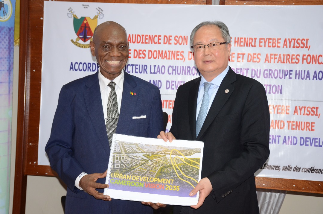 Douala au cœur des ambitions :  Henri Eyebe Ayissi reçoit le président du groupe Hua Ao International and Development