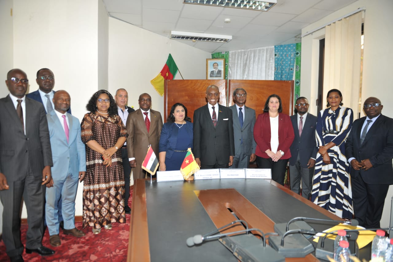 Photo de famille du Ministre Henri Eyebe Ayissi, de l’ambassadeur d’Egypte au Cameroun, des responsables de la MAETUR, du MINDCAF et de l’entreprise Hassan Allam Holding