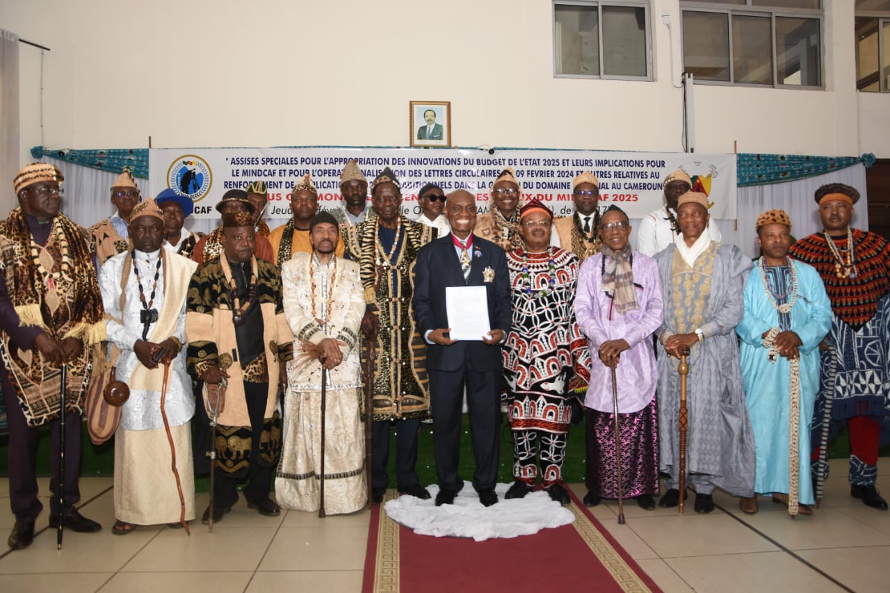 Photo du Ministre Henri EYEBE AYISSI avec des chefs traditionnels satisfaits